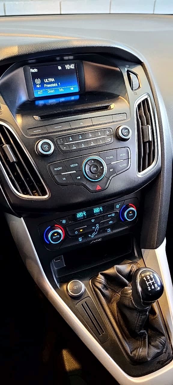 
								FORD FOCUS 2.0 SE PLUS MT full									