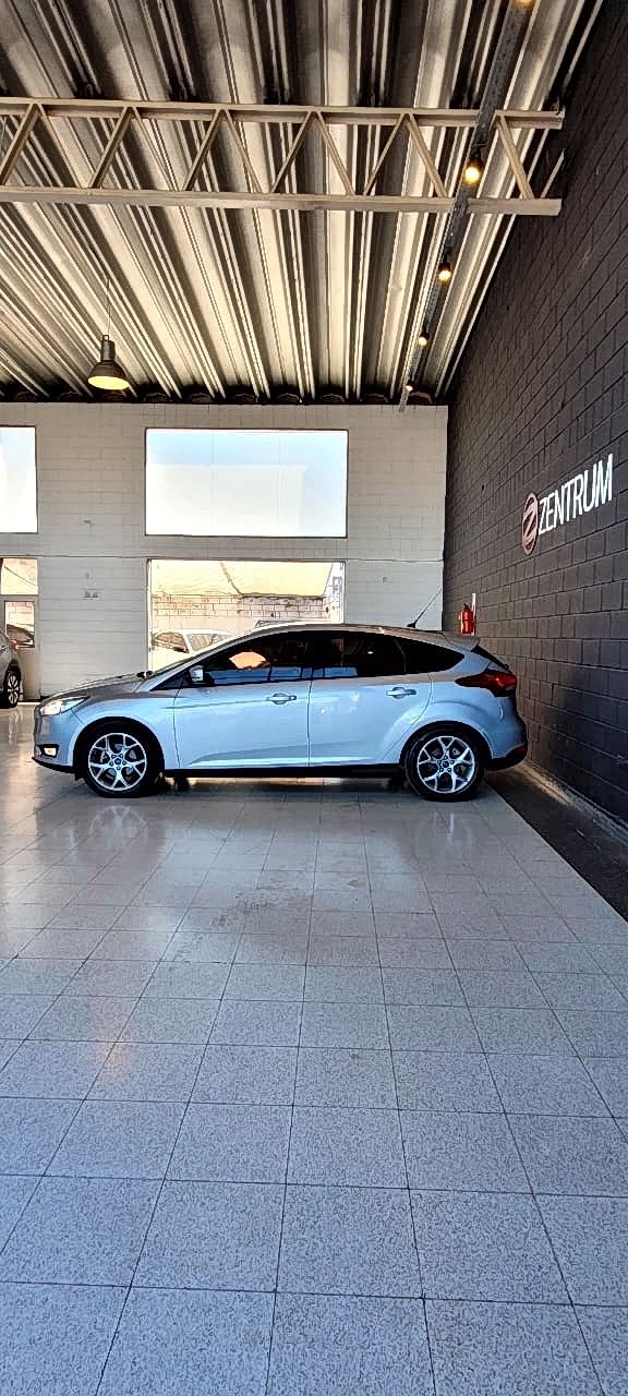 
								FORD FOCUS 2.0 SE PLUS MT full									