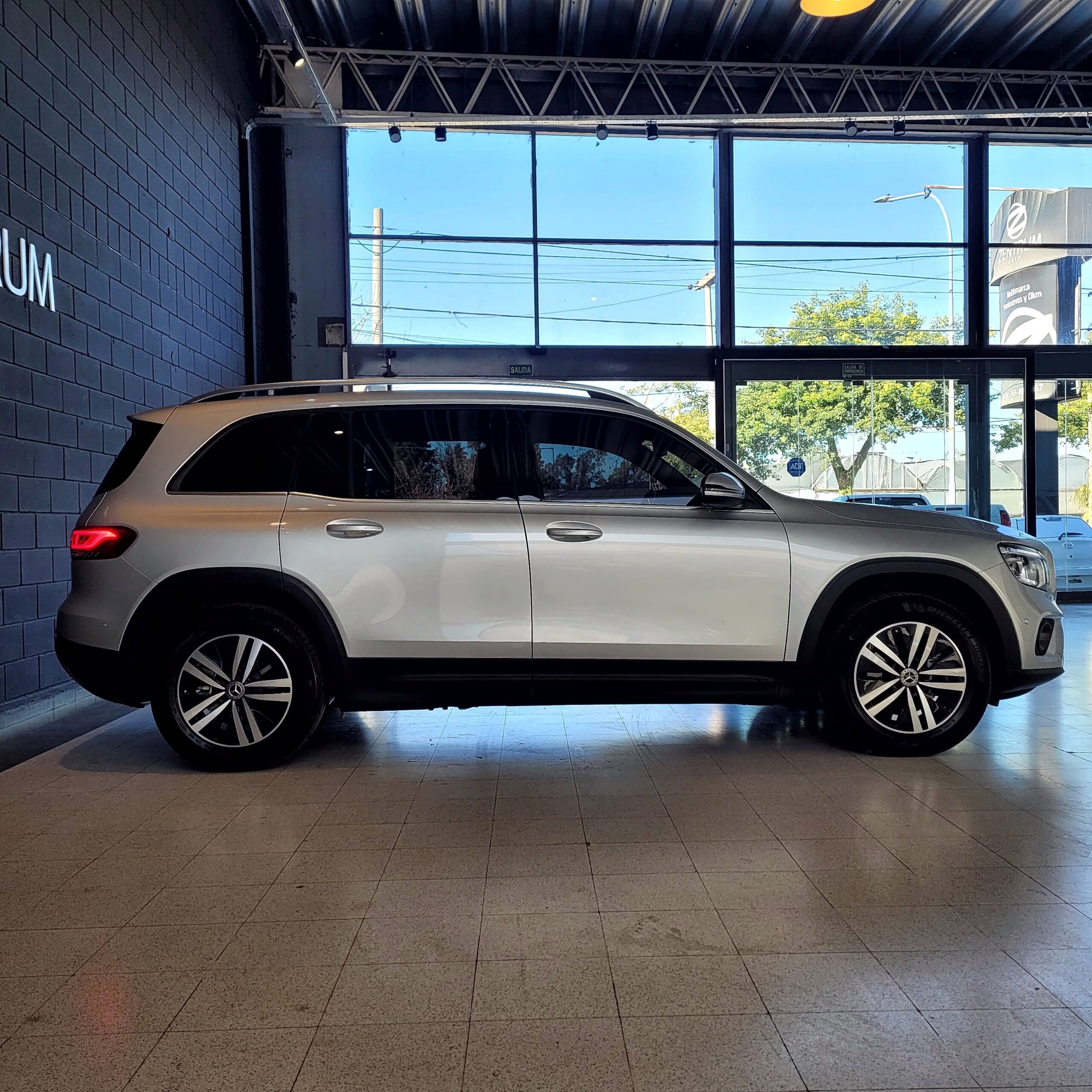 
								MERCEDES BENZ GLB 200 ADVANCED AUT full									