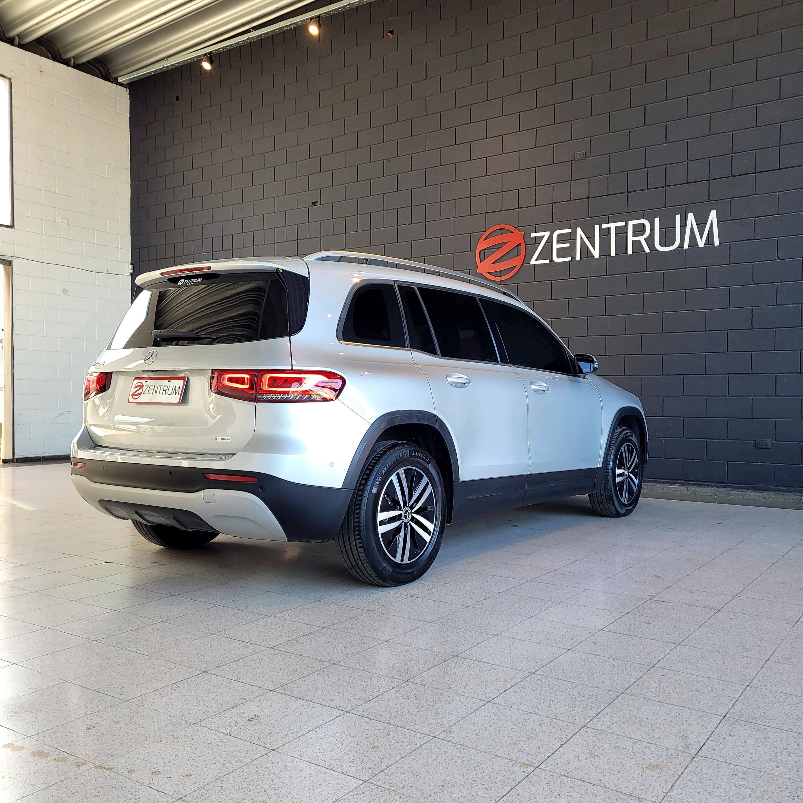 
								MERCEDES BENZ GLB 200 ADVANCED AUT full									