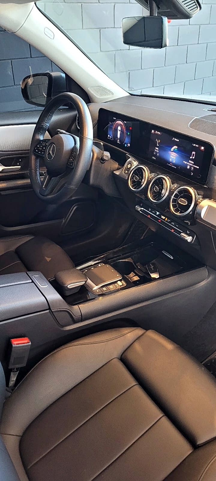 
								MERCEDES BENZ GLB 200 ADVANCED AUT full									