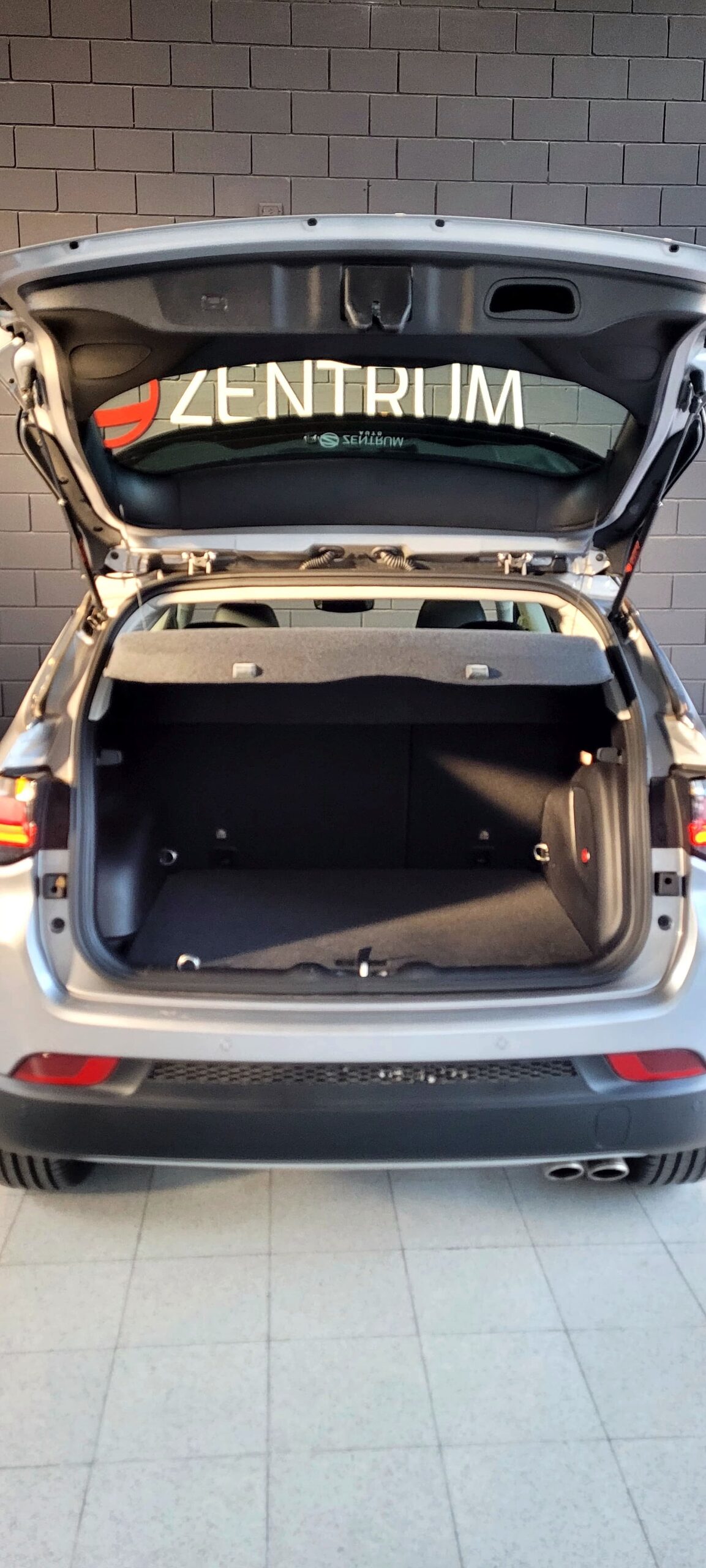 
								JEEP COMPASS LIMITED 1.3 T full									