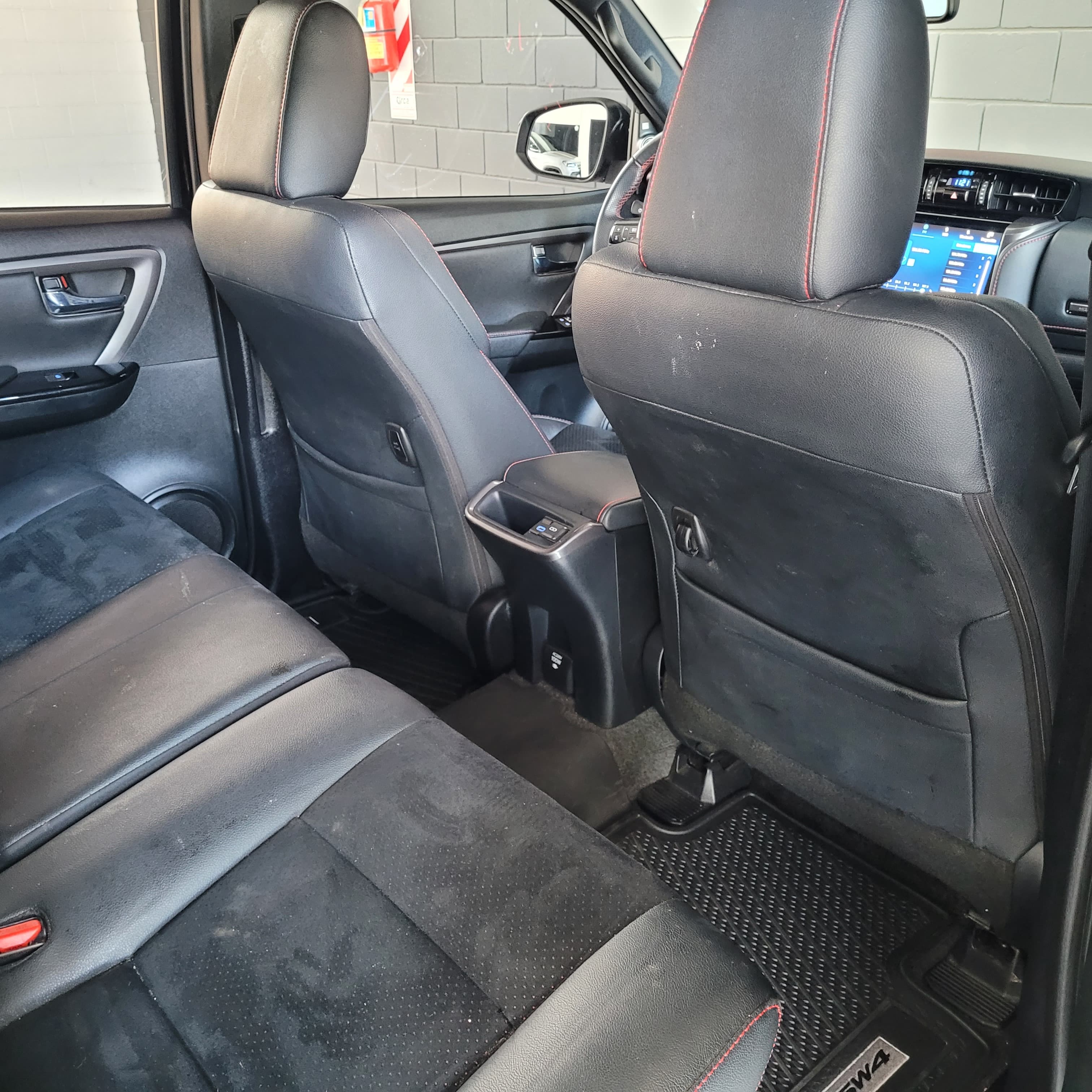 
								TOYOTA SW4 GR full									