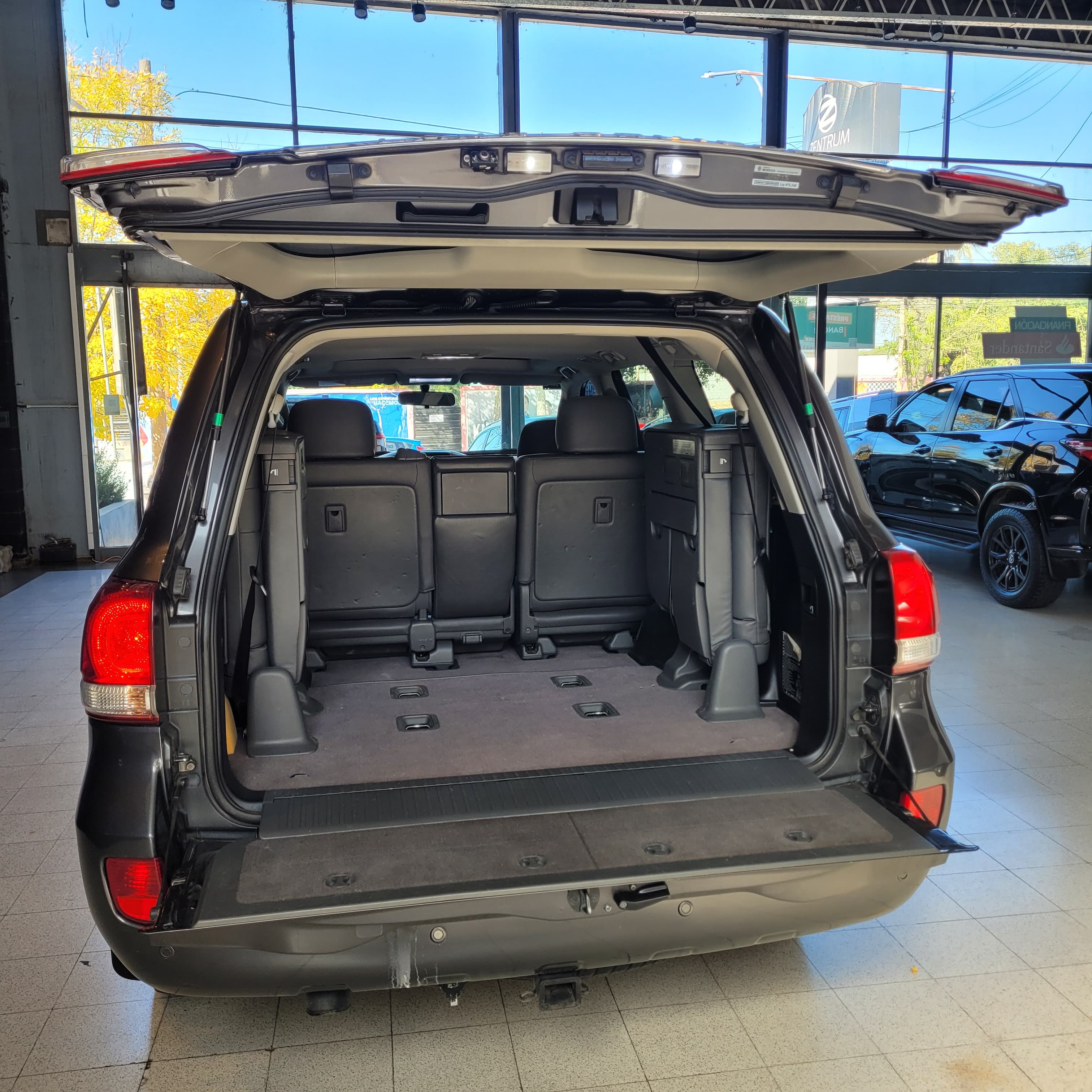 
								Toyota Land Cruiser 200 VX V8 full									