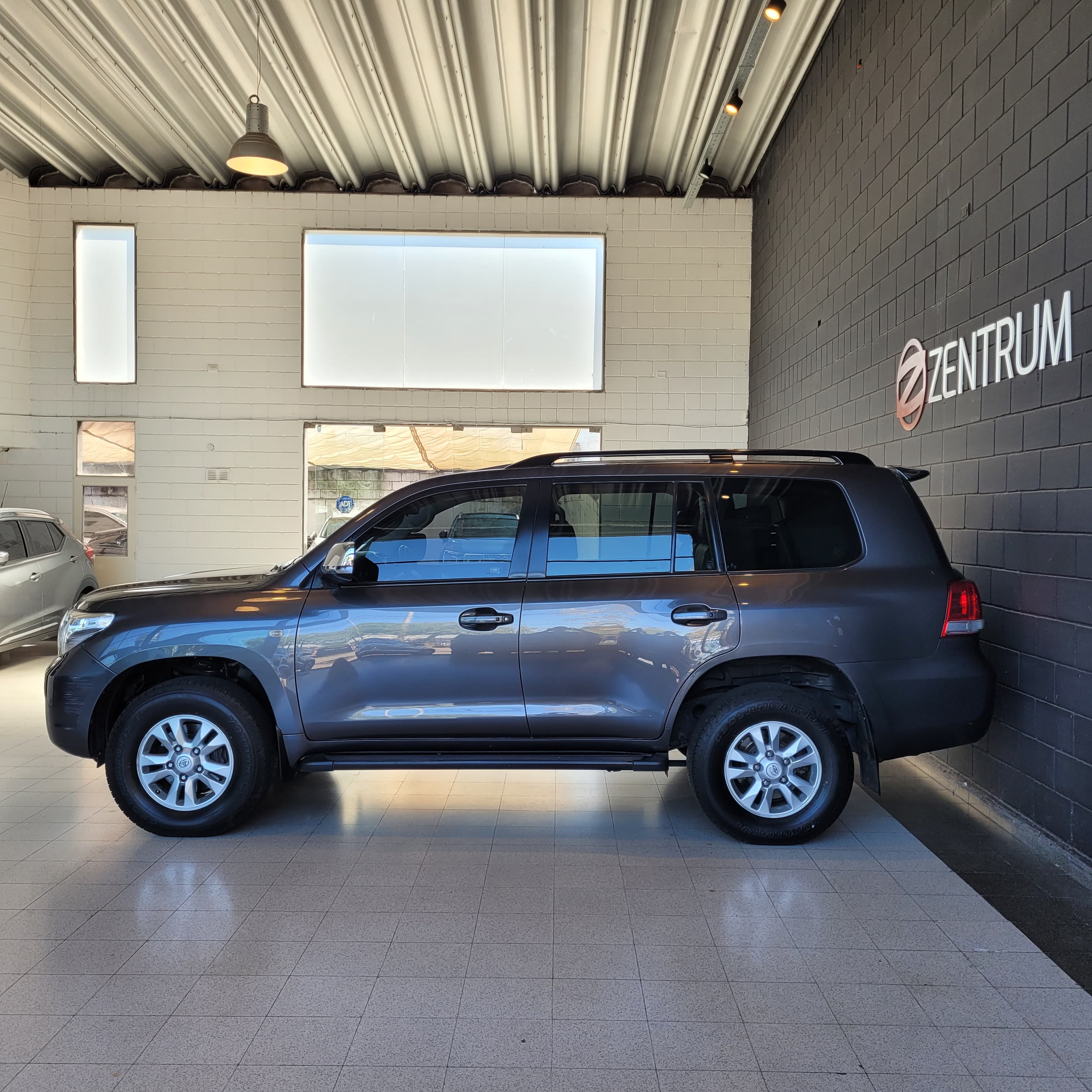 
								Toyota Land Cruiser 200 VX V8 full									