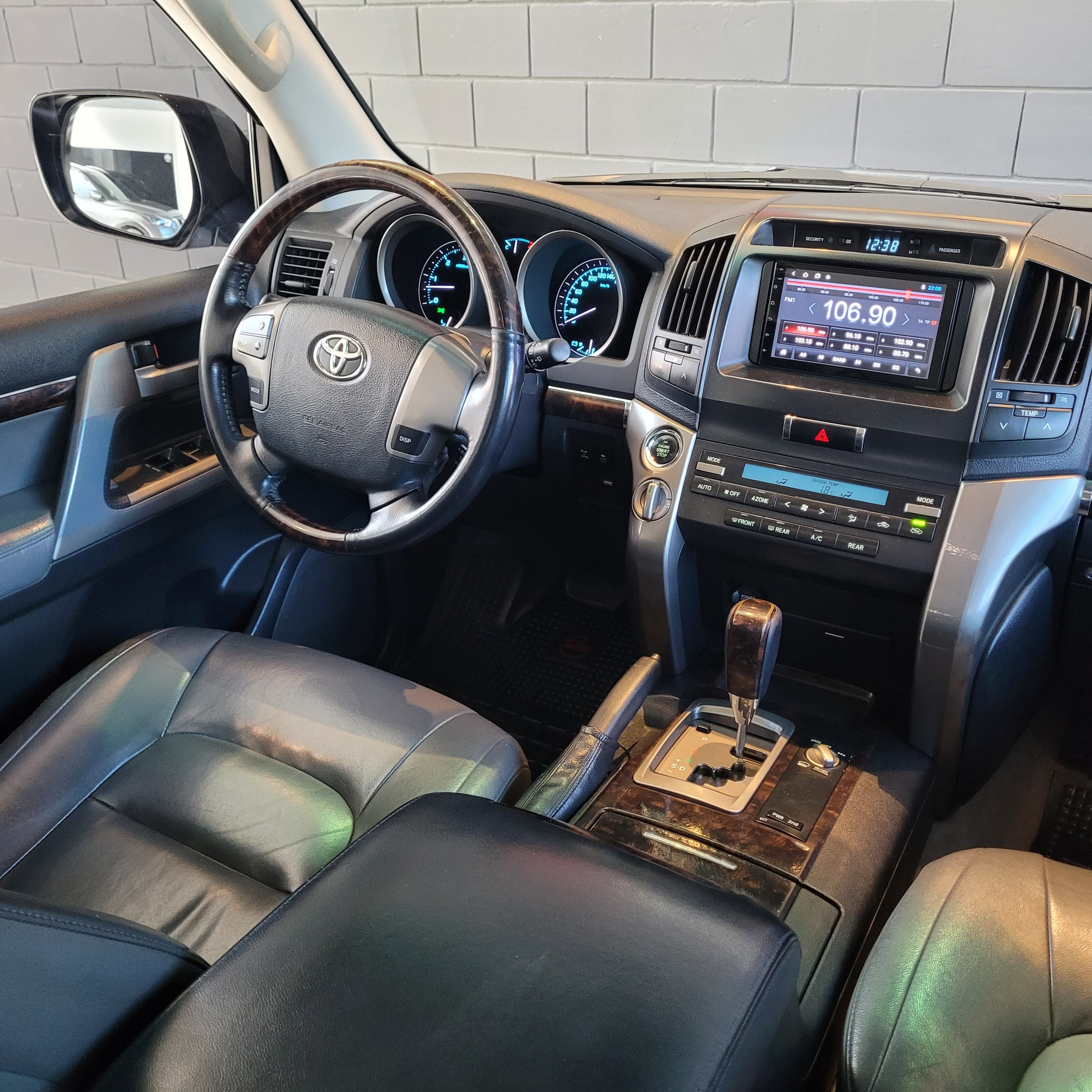 
								Toyota Land Cruiser 200 VX V8 full									