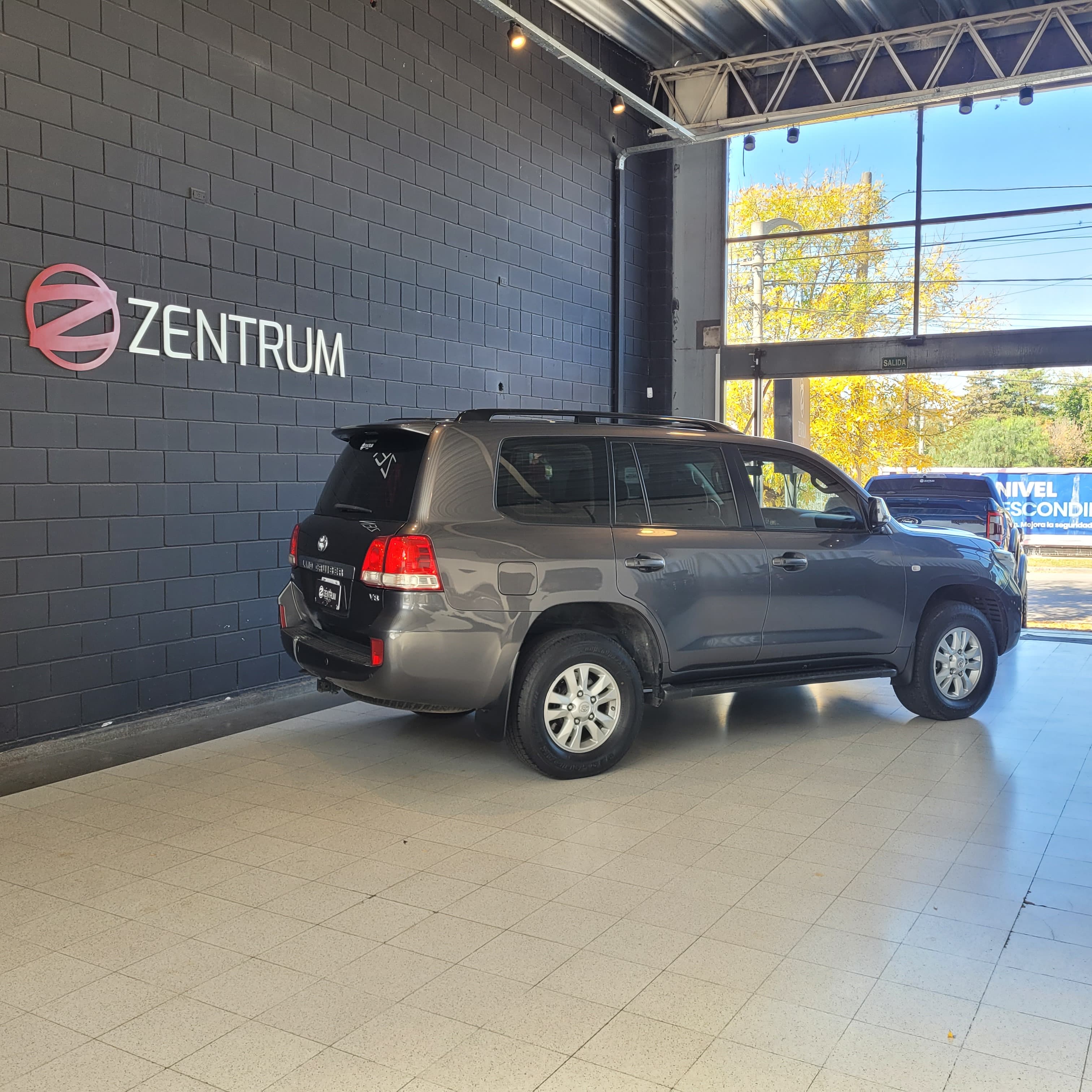 
								Toyota Land Cruiser 200 VX V8 full									