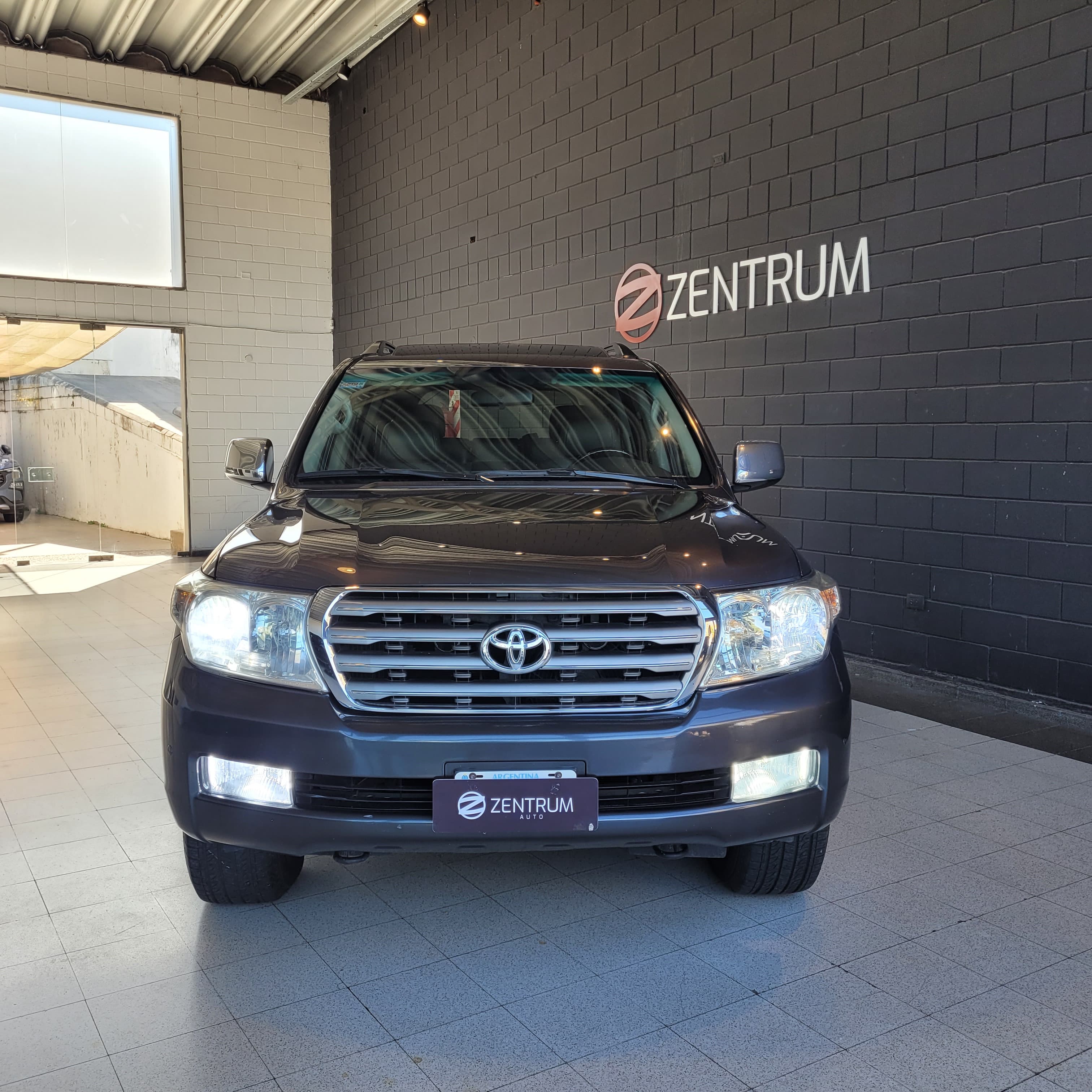 
								Toyota Land Cruiser 200 VX V8 full									
