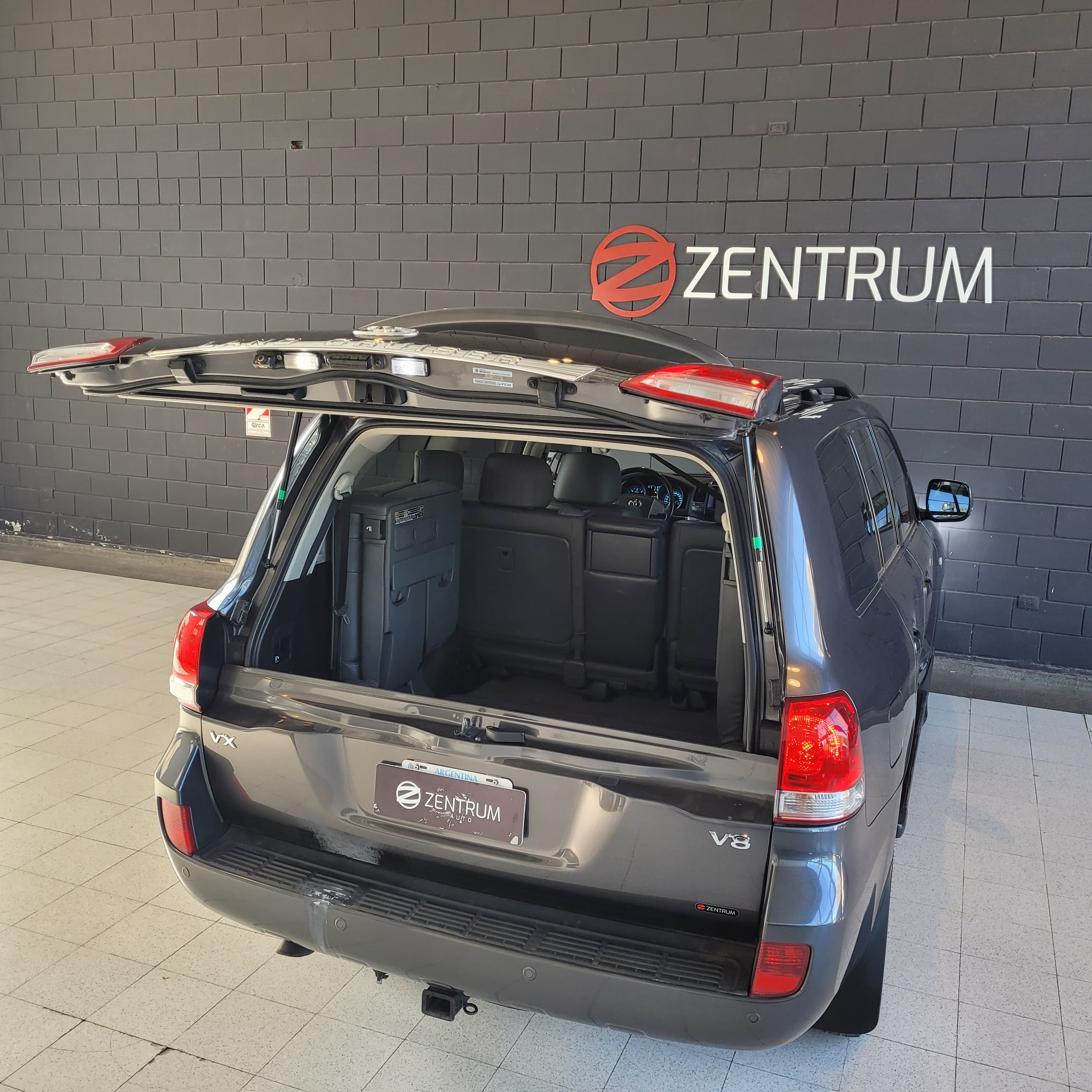 
								Toyota Land Cruiser 200 VX V8 full									