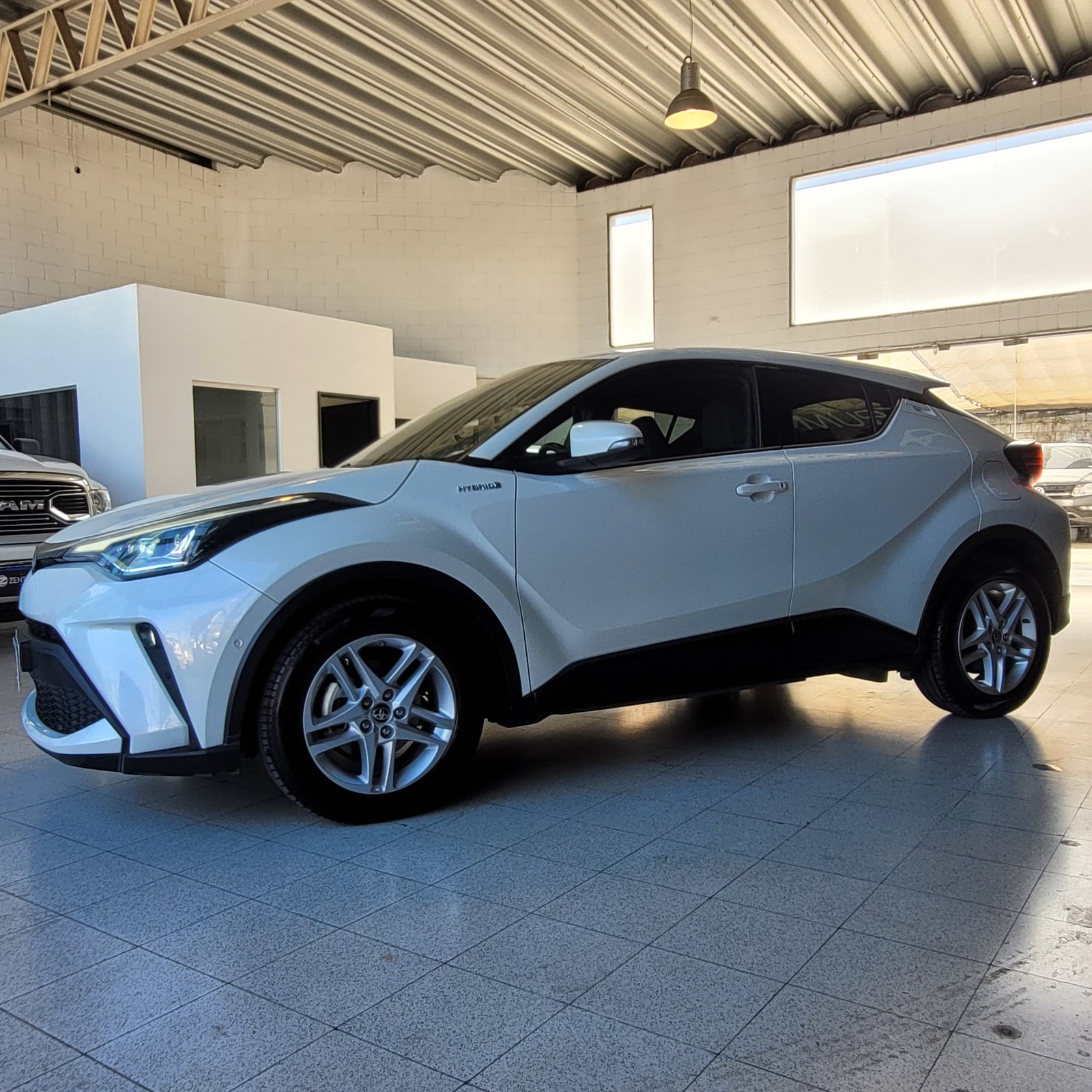 
								TOYOTA CHR HV full									