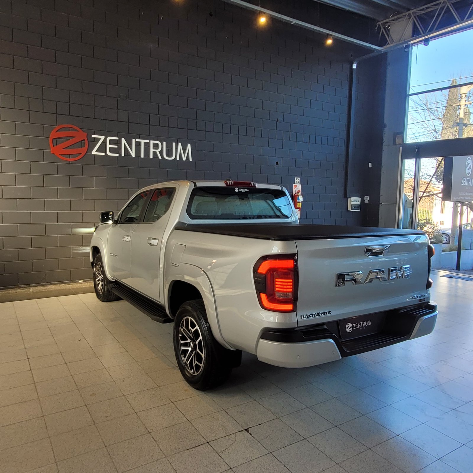 
								RAM DAKOTA LARAMIE 4X4 AT full									