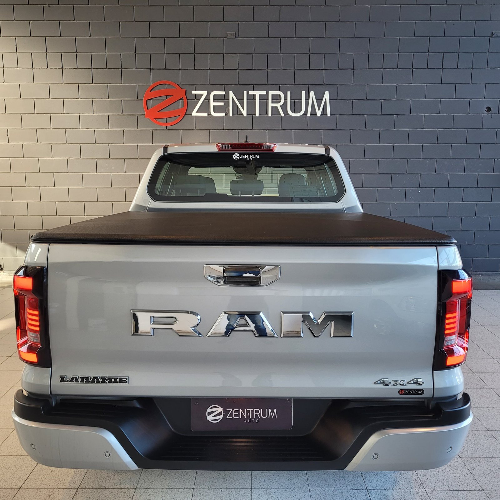 
								RAM DAKOTA LARAMIE 4X4 AT full									