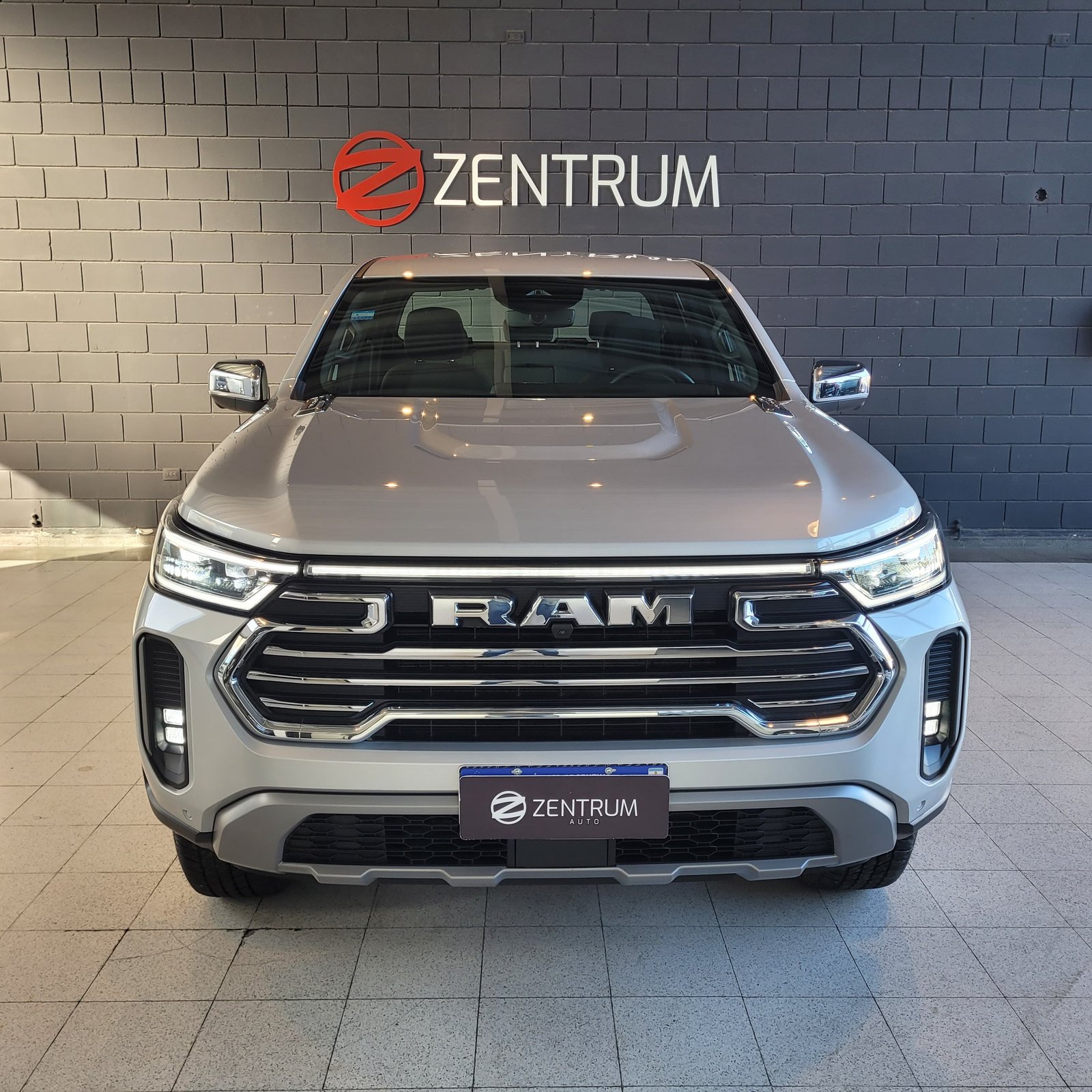 
								RAM DAKOTA LARAMIE 4X4 AT full									